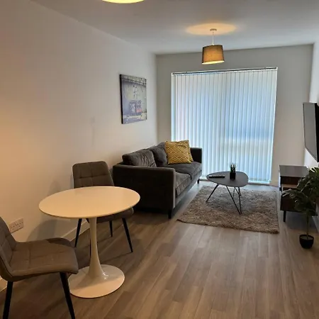 Apartment 2bed 2bath Free Parking Very