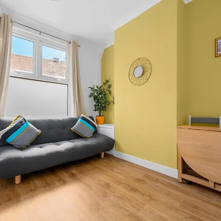 Apartment Bright 2bd - 10 Mins To *