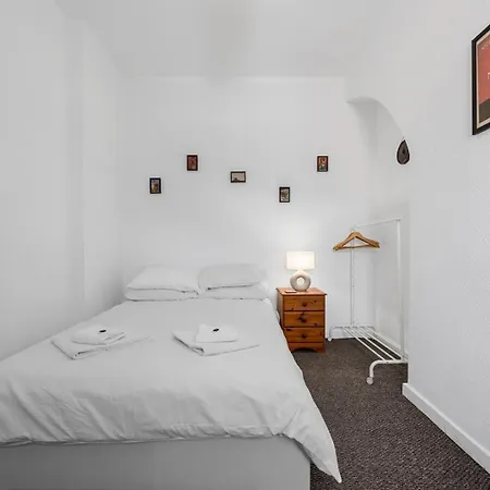Bright 2bd - 10 Mins To Manchester