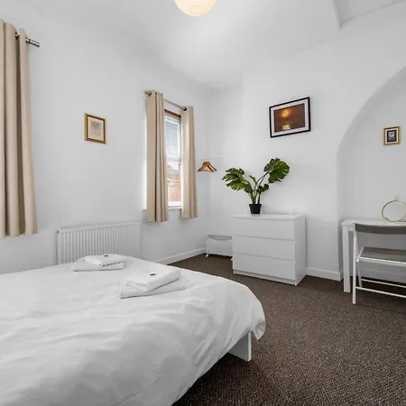 Apartment Bright 2bd - 10 Mins To