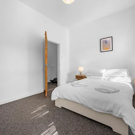 Bright 2bd - 10 Mins To Manchester