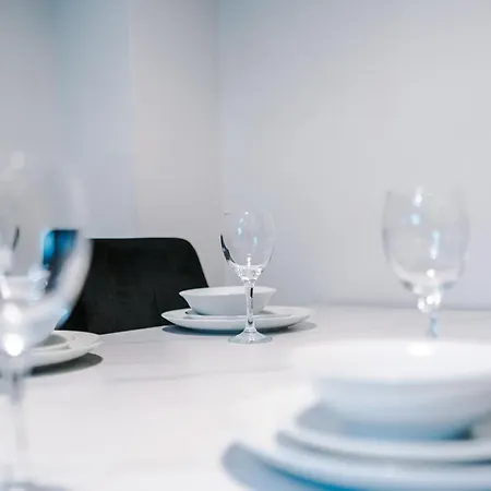 Stunning Townhouse In Salford, Free Parking, Pool Table, Table Tennis, 4bedrooms *