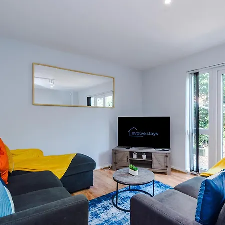 Stunning Townhouse In Salford, Free Parking, Pool Table, Table Tennis, 4bedrooms