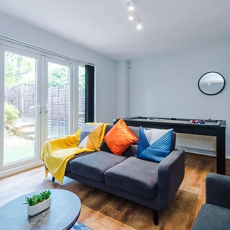 Stunning Townhouse In Salford, Free Parking, Pool Table, Table Tennis, 4bedrooms Apartment Manchester