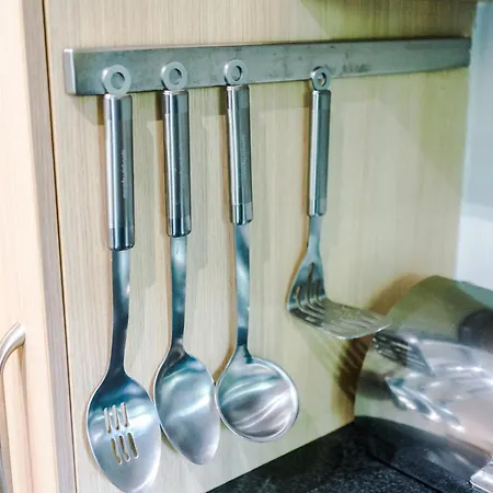 Stunning Townhouse In Salford, Free Parking, Pool Table, Table Tennis, 4bedrooms *