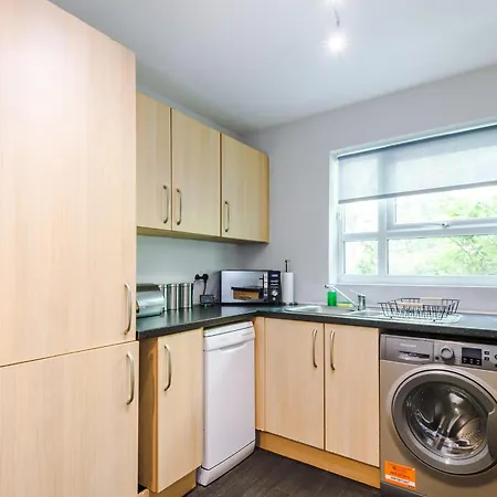 Stunning Townhouse In Salford, Free Parking, Pool Table, Table Tennis, 4bedrooms Manchester