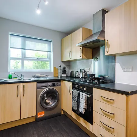 Stunning Townhouse In Salford, Free Parking, Pool Table, Table Tennis, 4bedrooms * Manchester