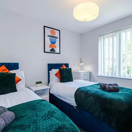 Apartment Stunning Townhouse In Salford, Free Parking, Pool Table, Table Tennis, 4bedrooms