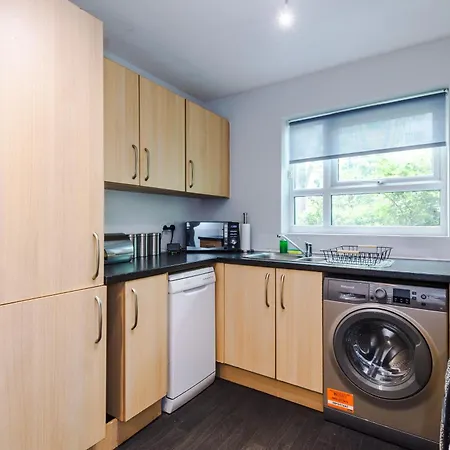 Apartment Stunning Townhouse In Salford, Free Parking, Pool Table, Table Tennis, 4bedrooms *