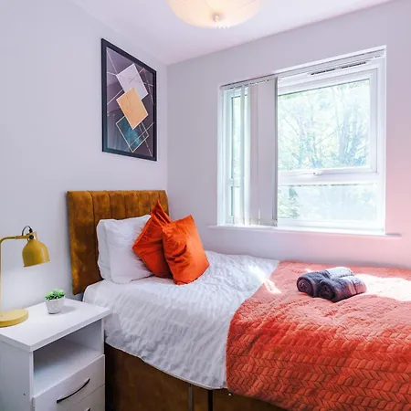 Apartment Stunning Townhouse In Salford, Free Parking, Pool Table, Table Tennis, 4bedrooms Manchester