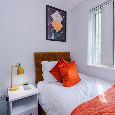 Stunning Townhouse In Salford, Free Parking, Pool Table, Table Tennis, 4bedrooms Apartament Manchester