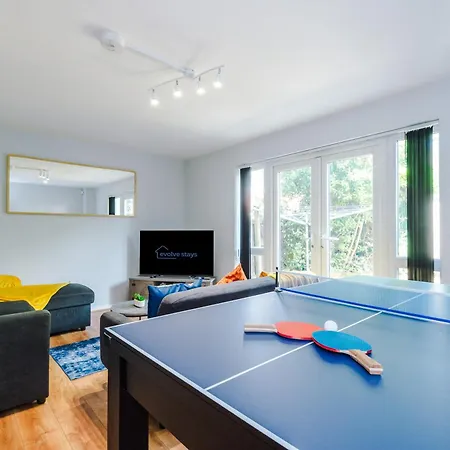 Apartment Stunning Townhouse In Salford, Free Parking, Pool Table, Table Tennis, 4bedrooms Manchester