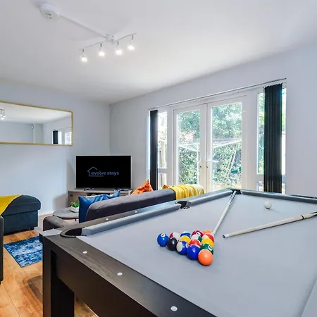 Stunning Townhouse In Salford, Free Parking, Pool Table, Table Tennis, 4bedrooms