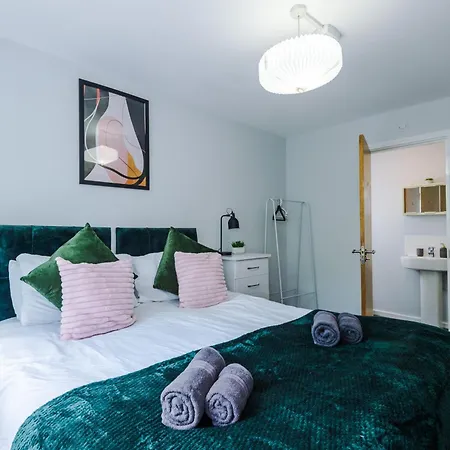 Stunning Townhouse In Salford, Free Parking, Pool Table, Table Tennis, 4bedrooms Apartment *