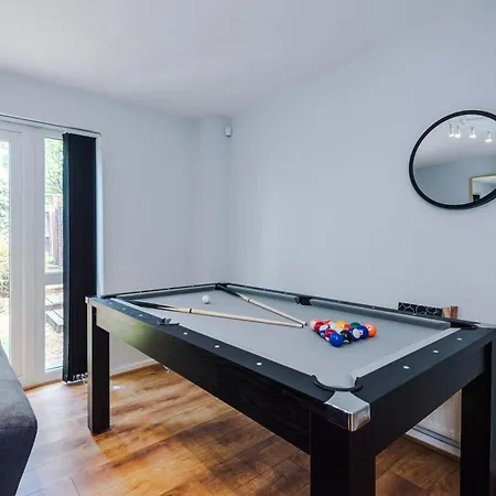 Apartment Stunning Townhouse In Salford, Free Parking, Pool Table, Table Tennis, 4bedrooms Manchester