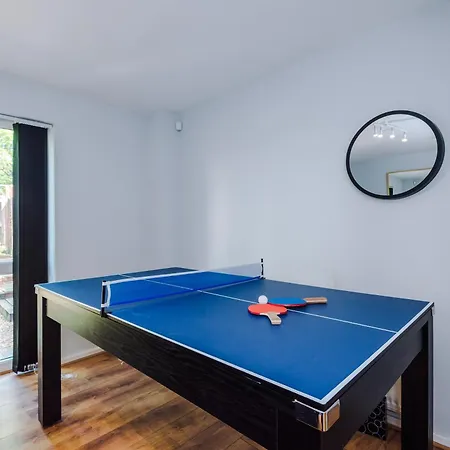Stunning Townhouse In Salford, Free Parking, Pool Table, Table Tennis, 4bedrooms Apartment