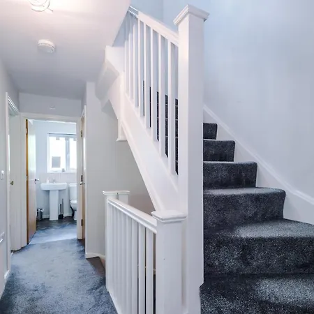 Stunning Townhouse In Salford, Free Parking, Pool Table, Table Tennis, 4bedrooms *