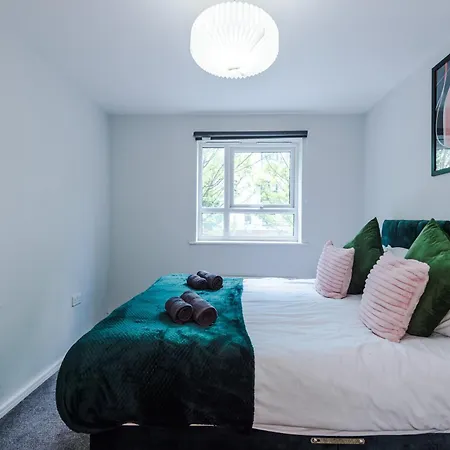 Stunning Townhouse In Salford, Free Parking, Pool Table, Table Tennis, 4bedrooms Apartment Manchester