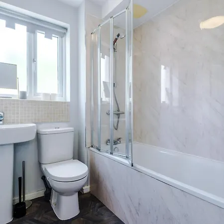 Apartment Stunning Townhouse In Salford, Free Parking, Pool Table, Table Tennis, 4bedrooms