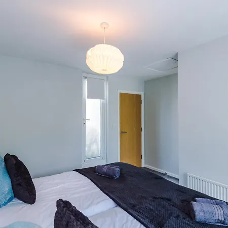 Apartment Stunning Townhouse In Salford, Free Parking, Pool Table, Table Tennis, 4bedrooms