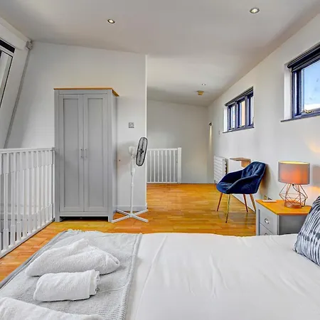 Apartmán Pass The Keys Modern 2 Bed Centre Balcony