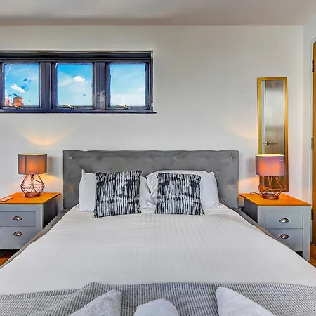 Pass The Keys Modern 2 Bed Centre Balcony Apartment *