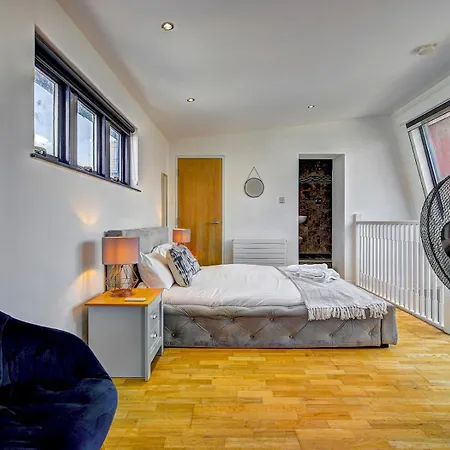 Pass The Keys Modern 2 Bed Centre Balcony *