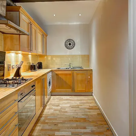 Pass The Keys Modern 2 Bed Centre Balcony * Mánchester