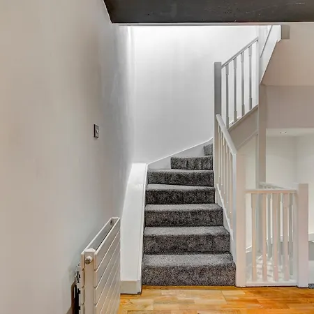 Pass The Keys Modern 2 Bed Centre Balcony