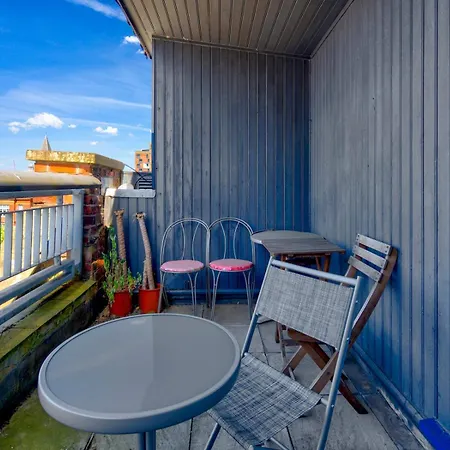 Pass The Keys Modern 2 Bed Centre Balcony *