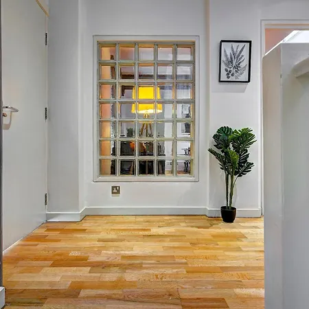 Pass The Keys Modern 2 Bed Centre Balcony *