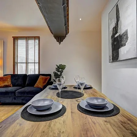 Pass The Keys Modern 2 Bed Centre Balcony Apartment Manchester