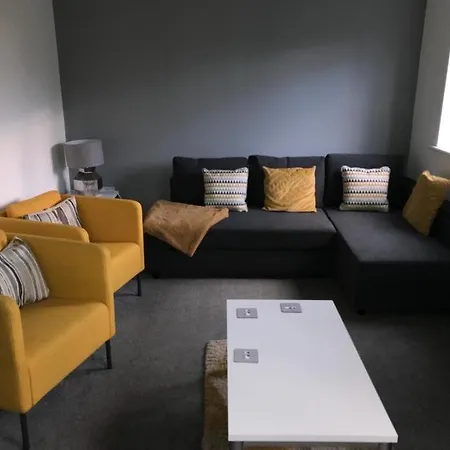 4 Bedroom Tameside Greater Sleeps 8 Manchester