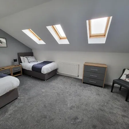 4 Bedroom Tameside Greater Sleeps 8 Holiday home Manchester