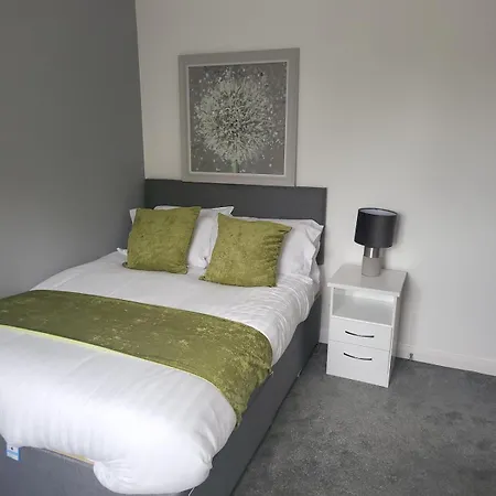 4 Bedroom Tameside Greater Sleeps 8 מנצ'סטר