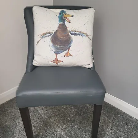 4 Bedroom Tameside Greater Sleeps 8