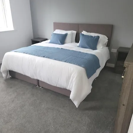 4 Bedroom Tameside Greater Sleeps 8 Holiday home Manchester