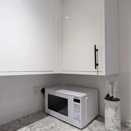 Newly Furnished Near Centre Apartamento