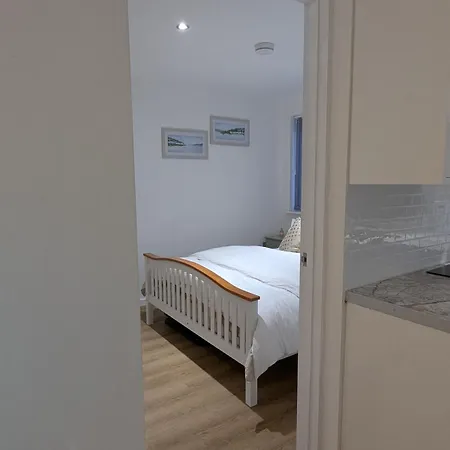 Newly Furnished Near Centre Apartment *