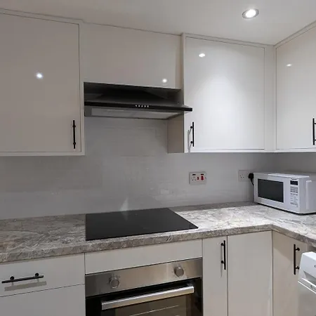 Newly Furnished Near Centre Lejlighed