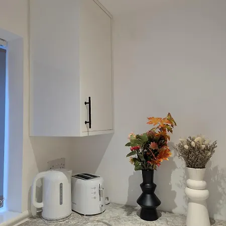 Newly Furnished Near Centre *