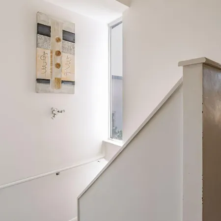 Comfortable 3-storey House With Free Car Parking *