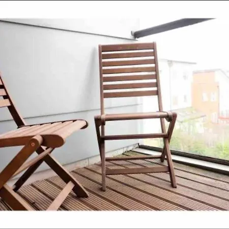 Comfortable 3-storey House With Free Car Parking *