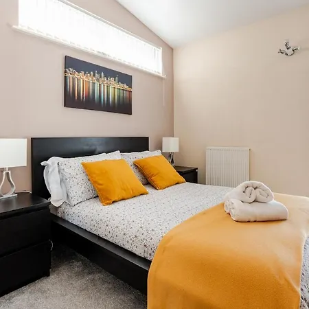 Дом отдыха Comfortable 3-storey House With Free Car Parking Манчестер