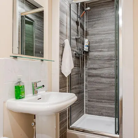 Comfortable 3-storey House With Free Car Parking *