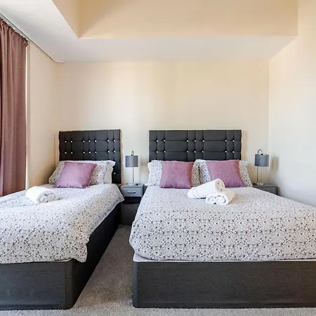 Comfortable 3-storey House With Free Car Parking Манчестер