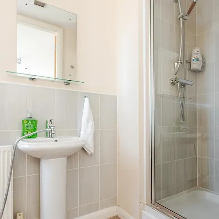 Comfortable 3-storey House With Free Car Parking Feriehus