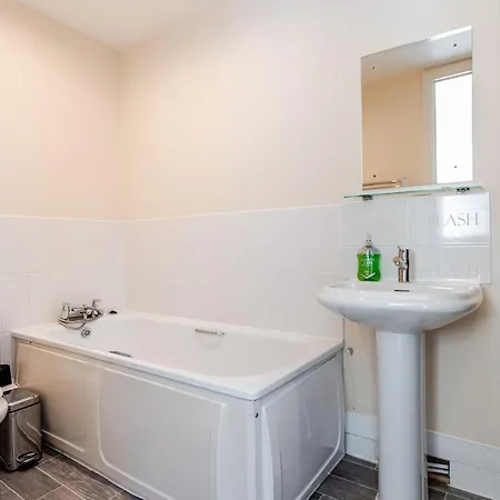 Comfortable 3-storey House With Free Car Parking Feriehus *