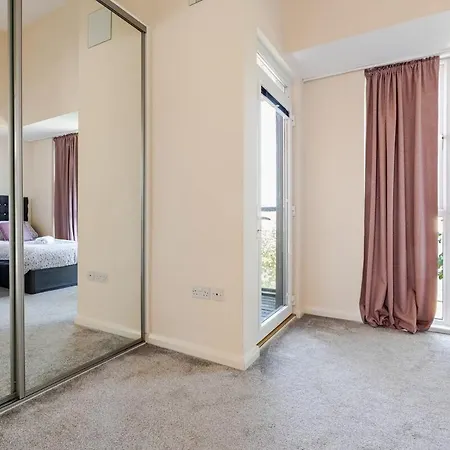 Comfortable 3-storey House With Free Car Parking *