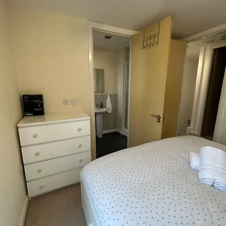 Comfortable 3-storey House With Free Car Parking Feriehus